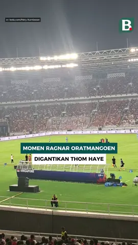 Momen pemain Timnas Indonesia, Ragnar Oratmangoen terpincang-pincang saat ditarik keluar untuk digantikan Thom Haye di menit ke-64. Semoga kondisi Ragnar baik-baik saja. #timnasindonesia #update #intrnagre