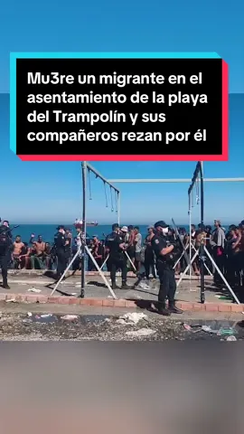 Un migrante de origen argelino ha mu3rto después de desplomarse en la zona de las duchas en un asentamiento de la playa del Trampolín, en Ceuta. Ocurrió alrededor de las 14:30 horas en un área cercana a la fábrica de Guando. Personal sanitario hizo un infructuoso intento de reanimación, tal y como ha presenciado elDiario.es De momento, no ha sido establecida la causa del fallecim1ento y sólo se conoce el nombre de la víctima: Amaar. El hombre estaba en los alrededores de las duchas instaladas en el asentamiento y se ha desplomado. Los migrantes que estaban en el lugar han empezado a gritar y llamar para que alguien viniera a prestarle auxilios. Los activistas de una ONG han empezado a hacerle la reanimación y, posteriormente, ha llegado una ambulancia: los sanitarios han estado una hora aproximadamente intentando reanimarle, pero finalmente han declarado su fallecim1ento. Cerca de un centenar de migrantes estaban alrededor del cuerpo de la víctima, observando cómo trataban de salvarle, y la policía controlaba a la muchedumbre. Cuando los médicos han procedido a tapar el cuerpo y lo han dado por fallec1do, todos los que lo rodeaban han empezado a rezar por él. Durante unos cinco minutos, han repetido los rezos musulmanes para despedirse de su compañero. Los agentes de Policía que estaban desplegados en el lugar no han intervenido y han permitido que tuviera lugar la espontánea ceremonia religiosa. #ceuta #eltrampolín #migrantes #españa #marruecos