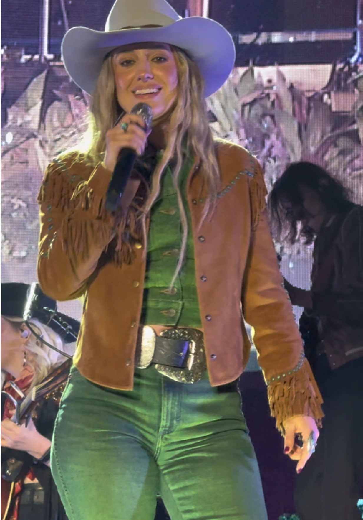 WAIT… DID LAINEY WILSON JUST POINT RIGHT AT ME?! She’s absolutely electric live, lighting up the stage with her powerhouse vocals, unstoppable energy, and unforgettable presence! #laineywilson #live #music #concert #Love @Lainey Wilson 