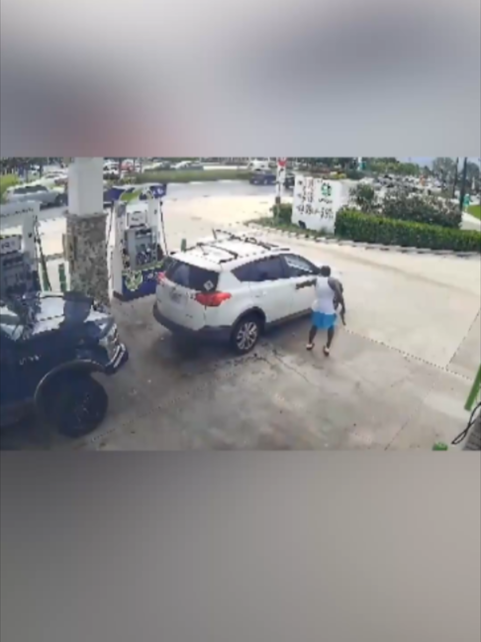 Un hombre fue baleado varias veces por el conductor de un vehículo en una estación de servicio en Pompano Beach, Florida, luego de que presuntamente agrediera a una pasajera. El sujeto había ingresado al establecimiento para comprar cigarrillos cuando ocurrió el ataque. #Latinus #InformaciónParaTi