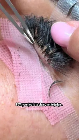 Dead skin, oils, makeup + buildup have NO business hanging out between your extensions. And no—I’m not judging your lashes. I’m CLEANING them. It’s literally part of my job. 😂