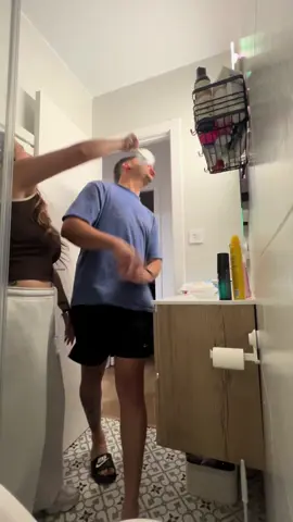 El va a dejar el baño limpio a partir de ahora 🤣#comedia #humor #bromaspesadas #viral_video #pareja 