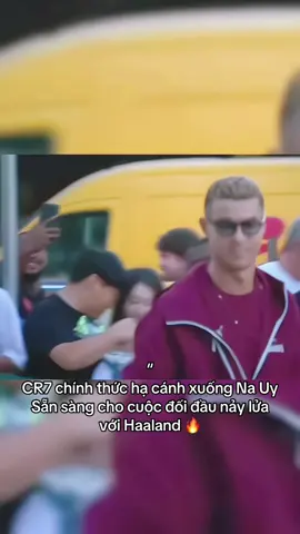 Cristiano Ronaldo và đội tuyển quốc gia Portugal đã đến Oslo, Na Uy hôm nay để chuẩn bị cho trận đấu tiếp theo của Nations League. Ronaldo đã dành một chút thời gian ký tặng và mang trọn niềm vui đến cho người hâm mộ Na Uy 💗🇵🇹🐐 #CristianoRonaldo #Ronaldo #BoDaoNha #nauy🇧🇻 #nationsleague 