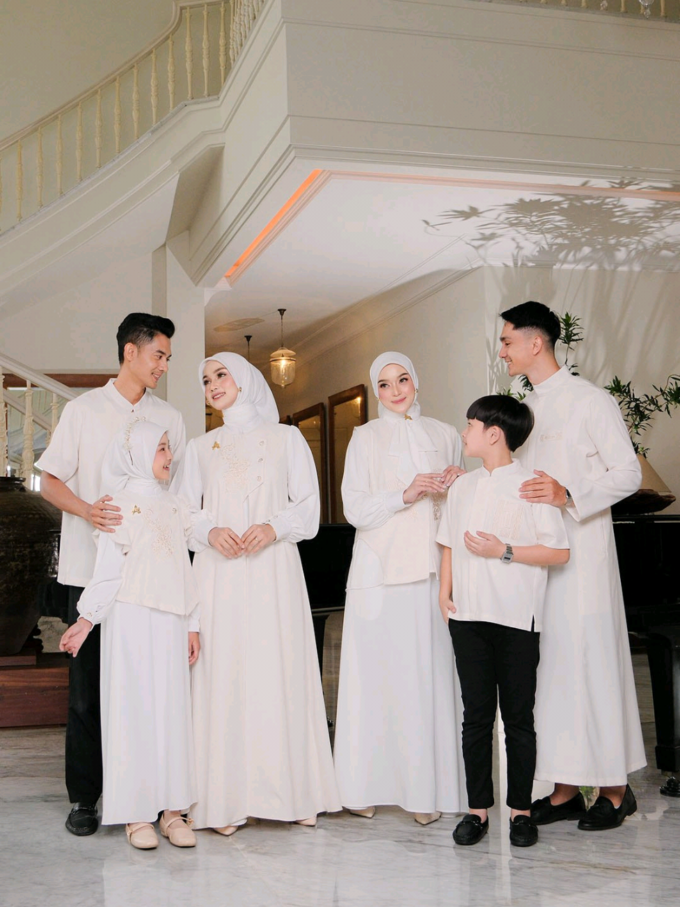 Kalo Lebaran identik sama putih, tahun ini sekalian putih-putihan sekeluarga 🤭 Anglocita warna Ivory White, cantiknya dapet vibes lebarannya juga dapet😍 #sarimbit #sarimbit2027 #sarimbitlebaran #bajusarimbit #sarimbitterbaru 