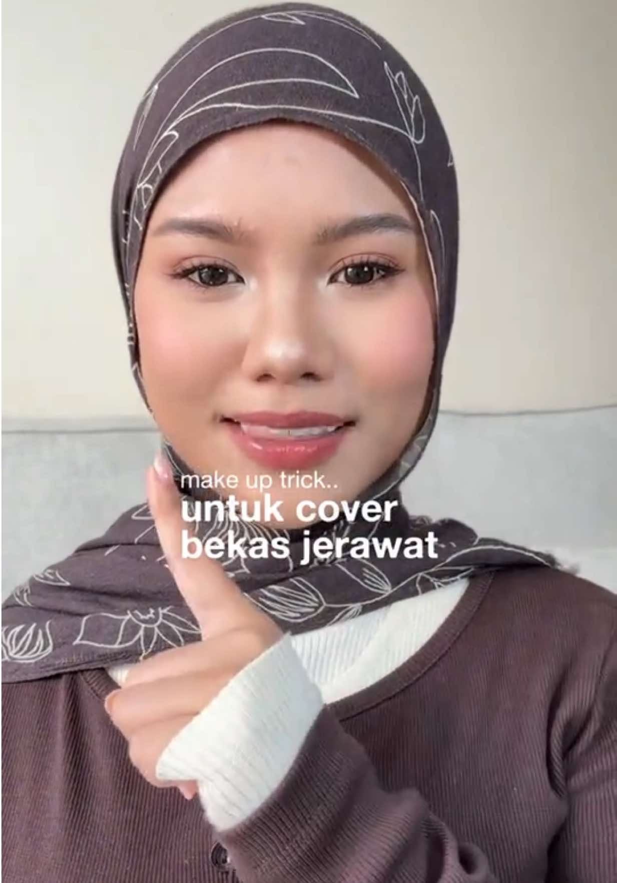 aku share step lengkapnya di video ini, siapa tau membantu kalian yang punya acne marks juga. #makeuptrick #makeup #acnemarks #bekasjerawat 