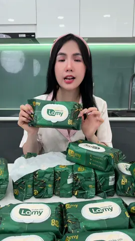 Khăn ướt không mùi, không paraben, thành phần lành tính, chất vải mềm mịn 