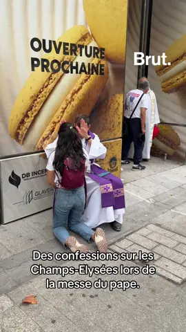 Des confessions sur les Champs-Elysées lors de la messe du pape.