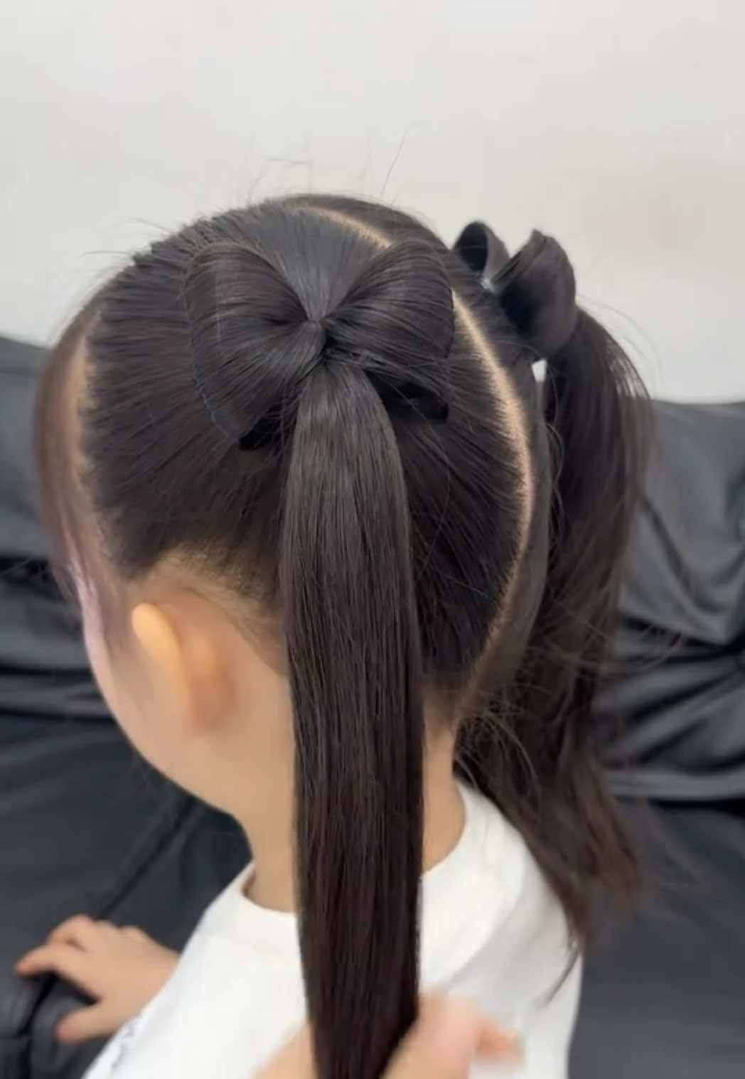 🎀👧🏻 Tóc hai bên thắt nơ – đơn giản mà xinh như công chúa! ✨ Chỉ vài bước dễ làm là bé có ngay kiểu tóc đáng yêu, gọn gàng và cực có khí chất 🥰💕 Đi học, đi chơi hay chụp ảnh đều xinh hết nấc! #TocBeGai #TocHaiBen #TocNo #TocTreEm #BienTocChoBe 
