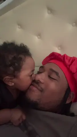 Nothing in my life will ever beat this. Not the job. Not the money. Not anything. Just her little kiss. 🥹💕 #daughterlove #girldad #parenthood #viral