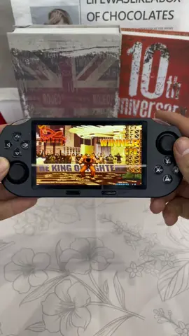 ¡Esta consola portátil tiene todos tus juegos de pelea favoritos de la infancia! #ConsolaDeJuegosPortatil #TheKingOfFighters #JuegosClasicos #GamerLatino #RetroGaming