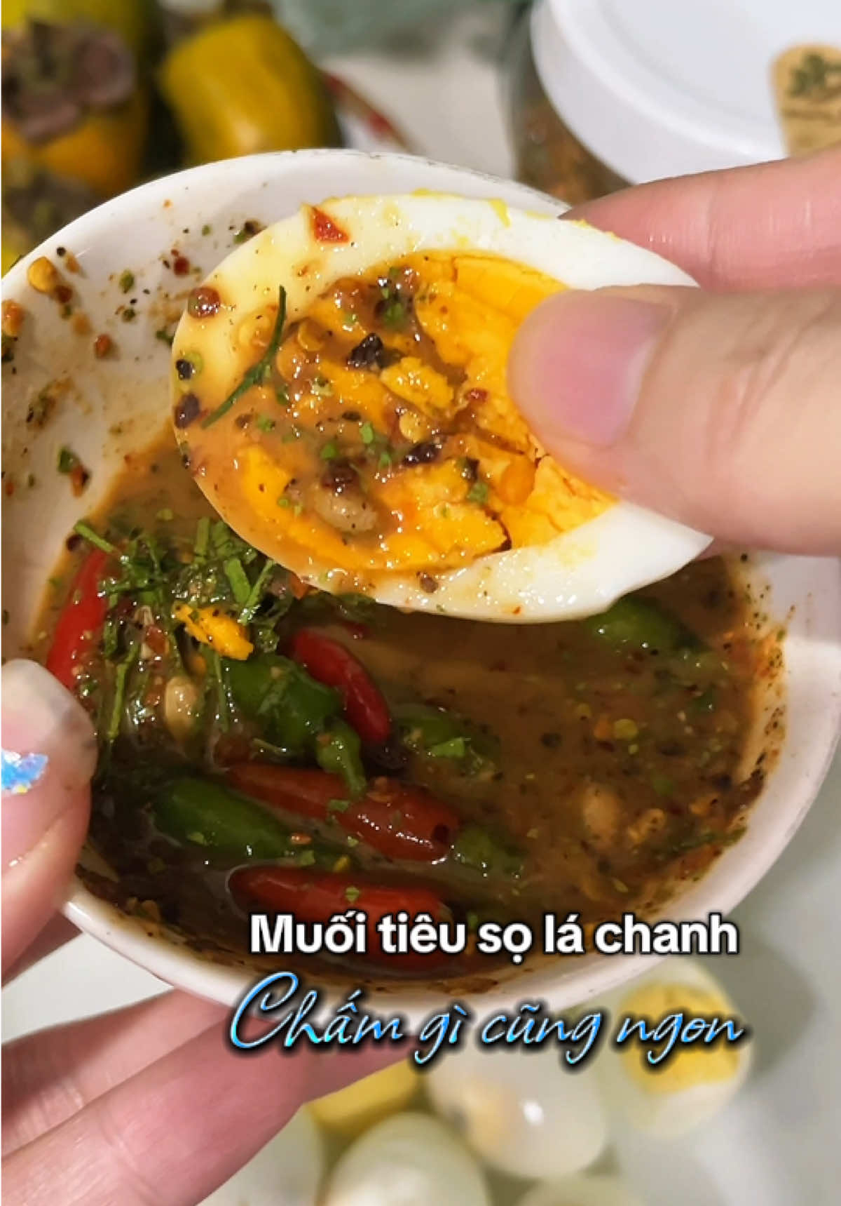 Nghe tui mua thử hũ này đi các bà. Vừa tiện lại siu ngon. Chấm gì cũng hợp ý #metinmiu #chamhaisan #tieusolachanh #nuocchamhaisan 