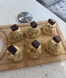 Stuffed and loaded 👋🏼 #cookiesrecipe #cookiedough #bigcookie #baking 