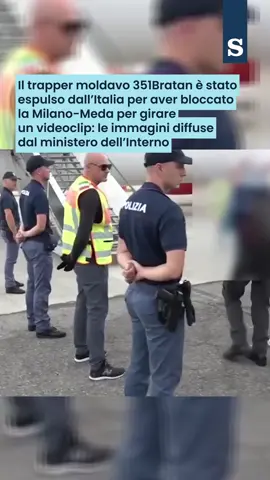 È stato espulso dall’Italia e rimpatriato in Moldavia, 351Bratan, il trapper che il 18 settembre aveva partecipato al blocco della Milano-Meda per girare un videoclip musicale non autorizzato. Lo ha annunciato il ministro dell’Interno Matteo Piantedosi, che ha pubblicato sui social le immagini dell'espulsione. Bratan, all’anagrafe Nicolae Novacenco, 31 anni e cittadino moldavo, è stato identificato dalla polizia anche attraverso l’analisi dei profili social.    Secondo la ricostruzione della Questura, era il motociclista alla guida del gruppo che il 18 settembre aveva fermato la circolazione sulla carreggiata nord della statale 35, all’altezza di Affori-Bruzzano, per consentire le riprese del videoclip. Il questore gli ha revocato il permesso di soggiorno per motivi di «pericolosità sociale». È seguito il provvedimento di espulsione del prefetto, convalidato dal giudice di pace per l’esecuzione immediata, e Novacenco è stato rimpatriato in Moldavia. Il suo avvocato ha annunciato ricorso al Tar, sostenendo che la misura sia sproporzionata rispetto a quella che la difesa definisce una «bravata».   Immagini X Matteo Piantedosi via Ansa #trapper 