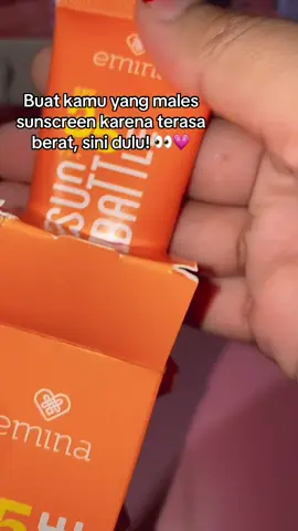Emina Sunscreen 20 ml bisa jadi teman skincare harian kamu ✨ SPF 35 PA+++ untuk membantu melindungi kulit dari sinar UV, dengan tekstur ringan dan mudah meresap. Tanpa white cast dan dilengkapi Amino Vitamin C yang membantu merawat skin barrier serta menjaga kulit tetap cerah dan terhidrasi 💕 #Emina #EminaSunscreen #SunscreenWajah #SunscreenSPF35 #SunscreenRingan    