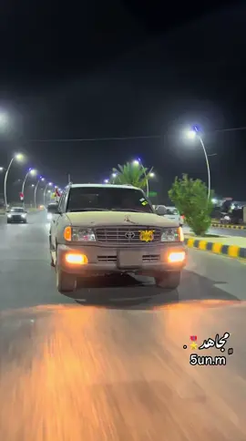 يامحازم فتحت حساب في الانسـسـقـرام يوزره 5un__m تنصحوني فيه ولا حذفه 🤍. يعد برج المملكة في مدينة الرياض ي​عد واحدًا من أشهر المعالم المعمارية في المملكة العربية السعودية، وأحد الرموز التي تعكس التطور العمراني الحديث في العاصمة. يقع البرج على طريق الملك فهد، وافت​تح عام 2002م، ويبلغ ارتفاعه نحو 300 متر ويتكون من 99 طابقًا. يتميز بتصميمه الفريد الذي ينتهي بفتحة كبيرة في أعلى البرج، وأصبح هذا التصميم علامة مميزات يمكن التعرف عليها بسهولة ضمن أفق مدينة الرياض. كما يحتوي الجزء العلوي على جسر المشاهدة المصنوع من الفولاذ والزجاج، والذي يوفر إطلالة بانورامية واسعة على العاصمة من ارتفاع يقارب 300 متر، وي​عد من أشهر التجارب التي يقصدها الزوار في المبنى. لا يقتصر برج المملكة على كونه معلمًا معماريًا، بل يضم مجموعة متنوعة من المرافق، منها المكاتب الإدارية والشقق السكنية الفاخرة والمطاعم والمقاهي ومرافق المناسبات، بالإضافة إلى فندق فورسيزونز الرياض ومركز المملكة التجاري الذي يضم العديد من المتاجر والعلامات التجارية. وقد ساهم هذا التنوع في جعل المبنى وجهة تجمع بين العمل والسكن والتسوق والترفيه والإقامة الفندقية في مكان واحد. ومنذ افتتاحه أصبح برج المملكة جزءًا من هوية الرياض الحديثة، وارتبط اسمه بالتطور العمراني الذي شهدته العاصمة خلال العقود الماضية. وعلى الرغم من ظهور العديد من المباني وناطحات السحاب الجديدة، لا يزال البرج يحتفظ بمكانته بسبب تصميمه المميز وموقعه الحيوي وشهرته الواسعة. وي​عد جسر المشاهدة والفتحة الموجودة في أعلى المبنى من أبرز عناصره، كما أصبح البرج مكانًا شهيرًا للتصوير والاستمتاع بإطلالة المدينة، خصوصًا وقت الغروب وفي المساء عندما تظهر أضواء الرياض من الأعلى. وبفضل موقعه وتصميمه ومرافقه المتنوعة، أصبح برج المملكة واحدًا من أبرز المعالم التي تمثل مدينة الرياض، وجزءًا مهمًا من صورتها العمرانية الحديثة. فهو يجمع بين الهندسة المعمارية المميزة والاستخدامات التجارية والسكنية والفندقية والترفيهية، ويظل حتى اليوم من أشهر الرموز التي يعرف بها سكان العاصمة وزوارها المملكة العربية السعودية @ف̶ـــلاٰـِن🖤⁷¹¹𝑭𝒍𝒂𝒏🍷🚸 #تفاعلكم_لايك_متابعه_اكسبلوررررراexplore #اكسبلورexplore_مارب #السعوديه #تصويري_احترافي_الاجواء👌🏻🕊😴 #ياحياتي_يااصل_العرب✌🏻🇾🇪 