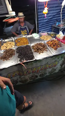 Miks zgare me buburreca, karkaleca, kavje, miza etj në Tajlandë 🇹🇭  ✈️ Po kërkon bileta për udhëtimin tënd? Rezervo vetë bileta, hotel, aktivitete etj tek @magelani.com_ 🌍 