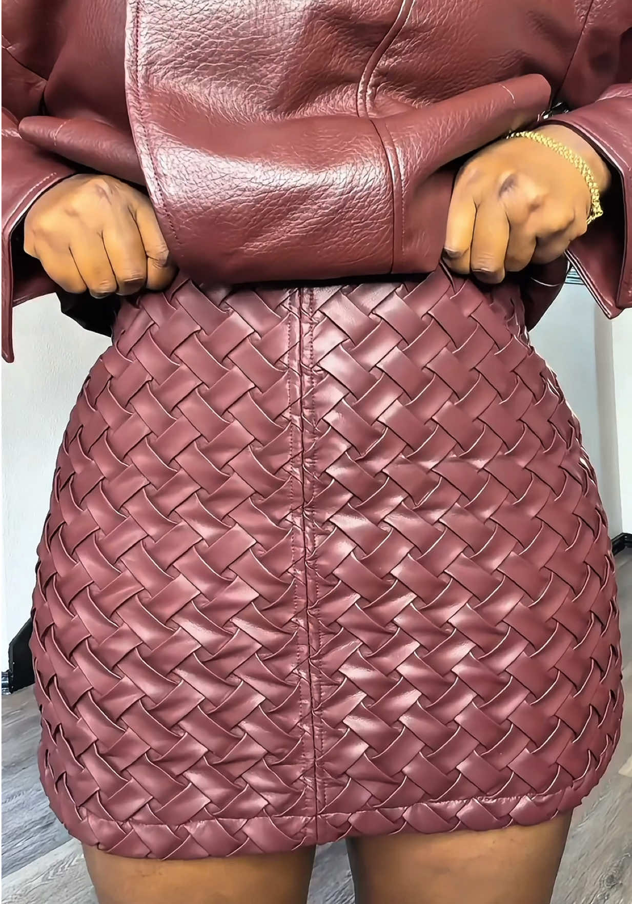 Wearing a Large|170lbs  Faux Leather Woven Mini Skirt@Commense #leatherskirt#miniskirt#falloutfits  