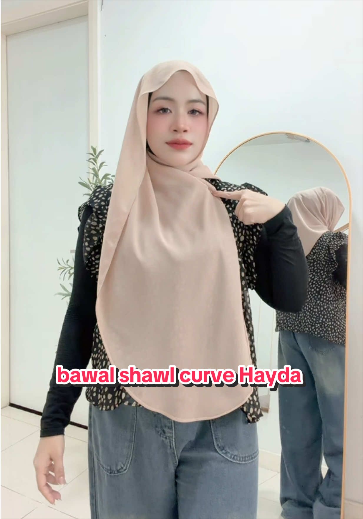 Bawal Shawl Curve HAYDA ✨    kalau korang belum try bawal shawl curve hayda scarf ni memang rugi. aida pakai yang ni je hari hari sangat selesa kemas je bahagian bahu. dia dah ada bentuk curve di bahagian bahu tau ! kalau tak pandai pakai shawl pun boleh jadi kemas je pakai ni. simple easy je nak pakai ikat belakang atau nak tutup dada pun boleh. material dia jenis chiffon georgette yg flowy dan senang nak bentuk waves. kejarangan shawl hoodie adalah 7/10 standart standart jarang shawl jd kalau korang nak jaga aurat memang kene pakai inner neck tau. panjang shawl ni 1.7 metter lebih kurang parang pinggang kita. shawl ni ada 50+ pilihan warna tau mmg cantik cantik! sekarang tengah promo tau sis cepat order di bag kuning/showcase aida. beli 1 confirm jadi shawl favourite sis yang ni 👌🏻  #shawl #bawalselapis #bawalshawlcurve #hayda #haydascarf   