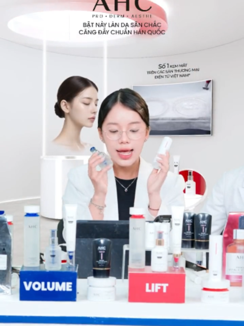 RA MẮT SERUM VI KIM THU NHỎ LỖ CHÂN LÔNG Công nghệ độc quyền mới với hàng nghìn vi kim siêu nhỏ giúp đưa hoạt chất thấm gấp 3 lần^ Cải thiện toàn diện vấn đề lỗ chân lông chỉ trong 4 tuần, mang tới hiệu quả làn da căng bóng tráng gương chuẩn Hàn.  Không xấm lấn. Không thời gian nghỉ dưỡng.  *vi kim đề cập tới hydrolized sponge có cấu trúc hình kim siêu nhỏ ^ở tầng biểu bì, so với công thức không chứa vi kim (spicule) #AHC #AHCVietnam #serumvikim #AHCPoreEraserSerum #glassskin #datrangguong