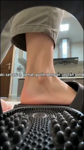 Kaki lenguh lepas jalan seharian? Try selipar urut ni, butiran dalaman dia bantu legakan tapak kaki. #seliparurut #seliparrumah #seliparmurahmalaysia #keselesaankaki #tiktokshopmalaysia 