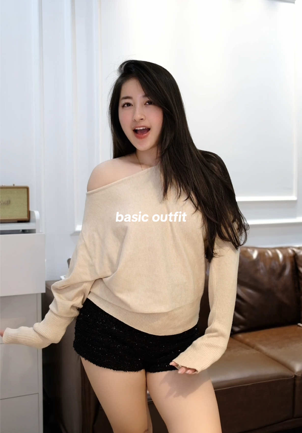 Áo len lệch vai mix quần sooc là xong outfit xún phố🤣🍂 #kimeehouse #1m50macgi #macdepmoingay #xuhuong 