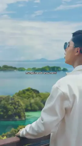 Betrand Peto adalah seorang  penyanyi dan pembawa acara asal Indonesia yang merupakan anak angkat dari pasangan selebriti Ruben Onsu dan Sarwendah. Nama Lahir: Alfonsus Toribio Tenkudi Nama Panggung: Betrand Peto Nama Lengkap: Betrand Peto Putra Onsu Nama Panggilan: Onyo Tempat, Tanggal Lahir: Ruteng, Manggarai, Nusa Tenggara Timur, 14 Maret 2005 Agama: Katolik Profesi: Penyanyi, Pembawa Acara Kewarganegaraan: Indonesia Orang Tua Kandung:  Ferdy Peto (Ayah) dan Maria Oktaviana Kurniawati Jehaut (Ibu) Orang Tua Angkat: Ruben Onsu dan Sarwendah Saudara: Dibesarkan bersama kakek dan neneknya sejak usia 8 bulan karena orang tuanya berpisah Awal Populer: Namanya mulai dikenal luas setelah video dirinya menyanyikan lagu 