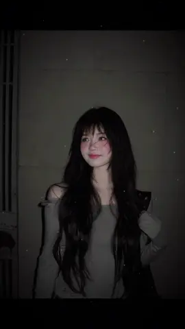 “手里捧着的花，依然是大地之花。即使天地震动，你心里的那个人依然爱你 