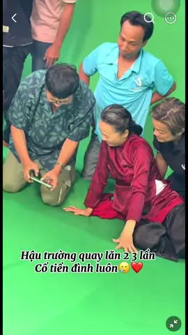Ai nói đóng phim sướng đâu nè 😂 Cổ lăn muốn tiền đình luôn á trời!😆❤️ Lên phim được có mấy giây mà hậu trường Cổ lăn tới lăn lui muốn tui chóng mặt theo 🤣 Thôi thương Cổ, thương thiệt 🥰❤️ Cổ luôn muốn tự làm thôi, ko cần cascadeur , lăn lầu, nhảy lầu Cổ còn làn đc mà🤭  Cổ chớt rồi thì thôi, tới lượt Hồng Gấm lên ngôi 🤭😂 Khán giả ngồi đây hóng tiếp, coi ai “bay màu” tiếp theo nha 🤣 📺THVL1 20h thứ 2- thứ 7  🎞️Giọt Lệ Kim Tiền #reviewphim #phimhay #dvhoaian 