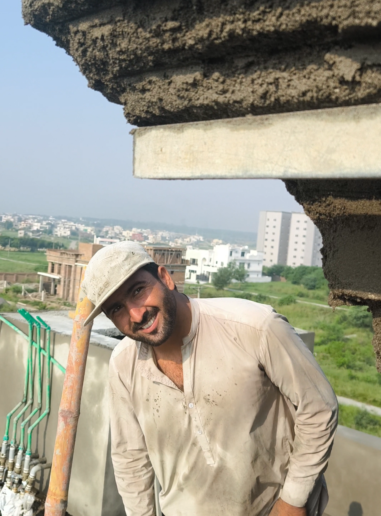 شٹرنگ والوں سے گزارش ہے کہ لیول اور لائن کا خاص خیال رکھیں، تاکہ بعد میں پلاسٹر والوں کو مشکل نہ ہو۔