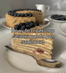 Вот классический рецепт пышной шарлотки с яблоками в духовке. Я подобрала проверенный вариант с пошаговыми инструкциями и полезными советами, чтобы пирог получился воздушным и сочным. Ингредиенты Яйца — 3–4 шт. (комнатной температуры). Сахар — 1 стакан (около 200 г). Мука — 1 стакан (примерно 150 г, высшего сорта). Яблоки — 4–5 средних. Разрыхлитель — 1 ч. л. (или 0,5 ч. л. соды, погашенной 1 ст. л. уксуса/лимонного сока). Соль — щепотка. Ванильный сахар — по желанию (для аромата). Сливочное масло — для смазывания формы.   koolinar.ru Пошаговый рецепт Подготовьте яблоки. Вымойте их, удалите сердцевину и плодоножку. Кожицу можно снять, но если она тонкая, оставьте — она поможет яблокам держать форму. Нарежьте тонкими дольками или ломтиками толщиной около 0,5 см. Чтобы дольки не потемнели, сбрызните их лимонным соком.  chefmarket.ru koolinar.ru Разогрейте духовку. Установите температуру 180 °C.  koolinar.ru Смажьте форму для выпечки. Можно смазать дно и стенки сливочным маслом либо застелить пергаментной бумагой. Чтобы пирог не прилип, дно формы можно слегка присыпать мукой или манкой.  koolinar.ru Приготовьте тесто. В глубокой миске взбейте яйца с сахаром миксером на высокой скорости примерно 5–7 минут до получения густой, белой и пышной массы, похожей на мягкий крем.  koolinar.ru Добавьте сухие ингредиенты. Просейте муку вместе с разрыхлителем и солью — это сделает тесто более воздушным. Аккуратно вмешайте сухую смесь в яичную массу силиконовой лопаткой или венчиком, движениями снизу вверх, чтобы не осадить пузырьки воздуха. Тесто должно получиться жидким, как сметана.  koolinar.ru Выложите яблоки и запекайте. На дно формы выложите половину яблок, затем залейте их половиной теста. Сверху разложите оставшиеся дольки — они слегка утонут, но это нормально, так шарлотка лучше пропитается.  koolinar.ru Выпекайте. Отправьте форму в разогретую духовку на 35–40 минут. Не открывайте дверцу первые 20 минут, иначе тесто осядет. Готовность проверяйте зубочисткой: она должна выходить из центра пирога сухой.  koolinar.ru Дайте шарлотке немного остыть. Оставьте её в форме на 10 минут, затем переверните на блюдо.  koolinar.ru Советы для успеха Выбирайте правильные яблоки. Лучше всего подходят кисло-сладкие и плотные сорта, например, Антоновка, Гала, Гренни Смит. Они сохранят форму и добавят приятную кислинку.  hoff.ru Не взбивайте слишком долго. Если взбивать яйца слишком долго, масса может стать слишком плотной.  chefmarket.ru Просеивайте муку. Это насыщает её воздухом и делает тесто пышным.  koolinar.ru Если яблоки очень сочные, обваляйте их в муке перед тем, как заливать тестом. Так лишняя влага не помешает пирогу хорошо пропечься.  hoff.ru Ванильный сахар отлично дополнит аромат.