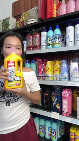 Nước thông tắc đường ống Rocket Nhật Bản 800g cao cấp – Hỗ trợ phân hủy tóc rối, dầu mỡ, làm sạch cặn bẩn và khử mùi hôi đường ống hiệu quả! 🪠✨   Mỗi lần đường cống nhà tắm hay bồn rửa bát bị tắc nghẽn, nước rút chậm gây mùi hôi khó chịu và bất tiện trong sinh hoạt thì có ngay chai dung dịch Rocket 800g này là lựa chọn cực kỳ hoàn hảo. Sản phẩm với công thức đậm đặc giúp hỗ trợ làm mủn các chất thải hữu cơ, cặn bám sâu bên trong ống thoát nước một cách nhanh chóng mà không làm hư hại đường ống. 👇 Cả nhà bấm ngay vào giỏ hàng bên dưới để rinh ngay trợ thủ đắc lực này về hỗ trợ cho không gian sống luôn sạch sẽ và thông thoáng nhé! #tongkhophucthinh #thongtaccong #rocketnhatban #vesinhnhacua #hangnoidiaNha 