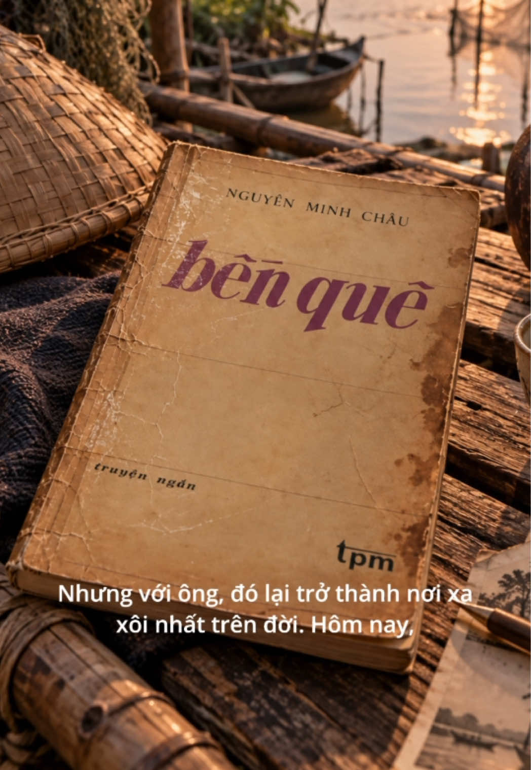 Trả lời @Decas Có những nơi ta đi cả đời vẫn muốn khám phá, nhưng đến cuối cùng lại nhận ra điều đẹp đẽ nhất… vốn ở ngay bên cạnh mình. “Bến Quê” – Nguyễn Minh Châu kể về Nhĩ, một người đàn ông từng đi nhiều nơi nhưng những ngày cuối đời lại phải nằm bất động bên cửa sổ vì bệnh tật. Từ đó, anh bắt đầu nhìn thấy vẻ đẹp của bãi bồi bên kia sông – một nơi rất gần, nhưng suốt đời mình chưa từng đặt chân tới. Cũng trong những ngày ấy, Nhĩ dần nhận ra sự hy sinh âm thầm của người vợ, sự bình yên của mái nhà và giá trị của những điều tưởng như quá quen thuộc. “Bến Quê” không có quá nhiều biến cố, nhưng lại khiến người đọc day dứt bởi một nghịch lý rất đời: con người thường mải mê đi tìm những điều xa xôi, để rồi đến lúc không còn nhiều thời gian mới hiểu rằng hạnh phúc đôi khi nằm ngay trong những điều gần gũi nhất. Một tác phẩm nhẹ nhàng nhưng sâu sắc về gia đình, quê hương, những vòng vèo của đời người và sự thức tỉnh khi đã quá muộn. Nếu được quay lại một thời điểm trong quá khứ, bạn sẽ trân trọng điều gì hơn? #H#HocGiaB#BenQueN#NguyenMinhChauR#ReviewSachVanHocVietNam