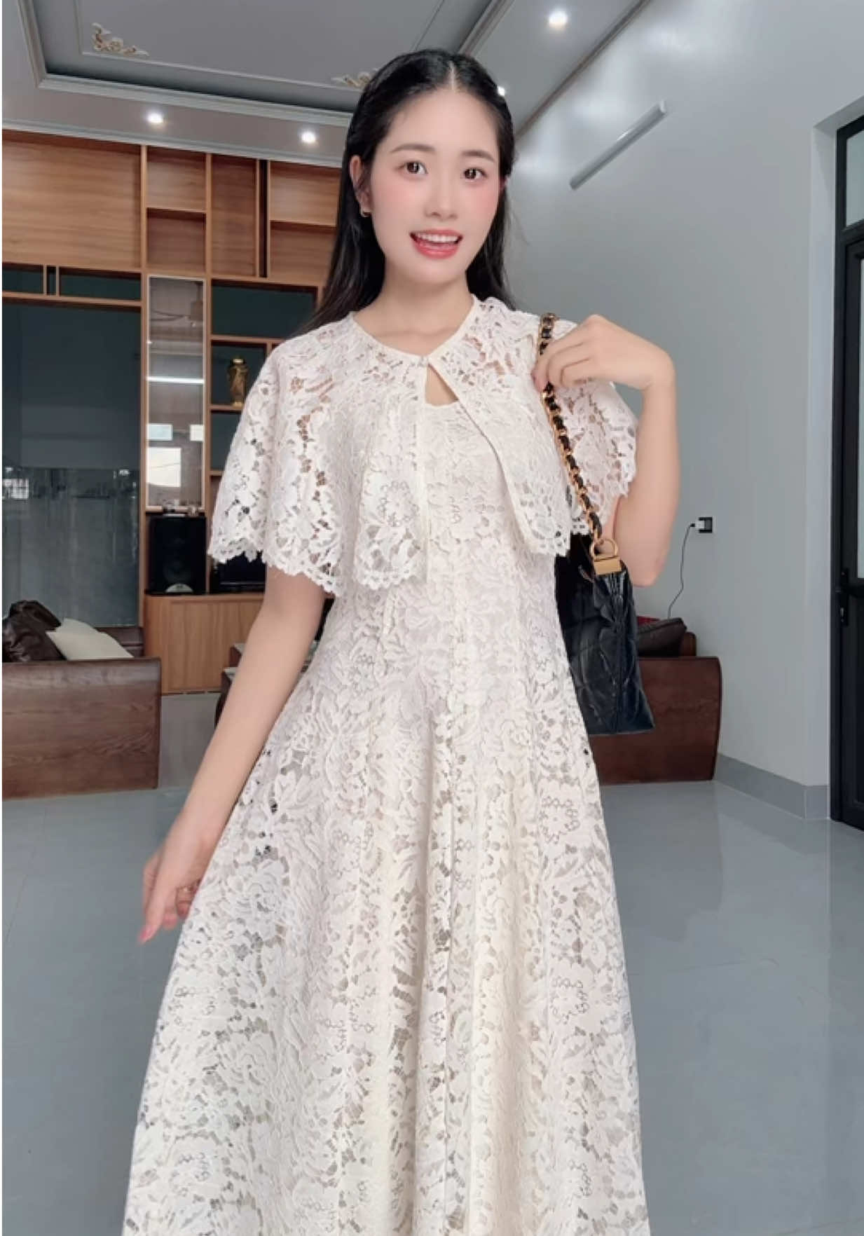 Xem lại vid mới thấy đúng là cái túi nó không hợp với set váy thật các mom ạ🤣🤣 #mebena #mebimsua #mebimreview #vayxinh #trending 