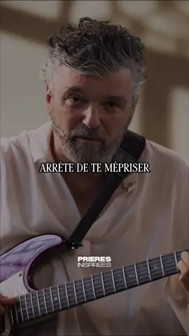 Arrête de te mépriser... 💔 Émission du jour : Contrairement à nous, Dieu est vraiment lui-même ! - Prières inspirées - Alain Auderset Jérémy reçoit Alain Auderset pour te parler du Dieu qui se nomme Je suis. Comme Moïse devant le buisson ardent, arrête-toi, sors des sentiers battus pour aller jusqu’à cette lumière et te réchauffer. Notre Dieu, c’est pas juste il était ou il sera peut-être un jour. Dieu c’est maintenant, aujourd’hui. Si tu entends sa voix, n’endurcis pas ton cœur ! Il est là, simplement. C’est nous qui ne sommes pas là. Viens le rencontrer !