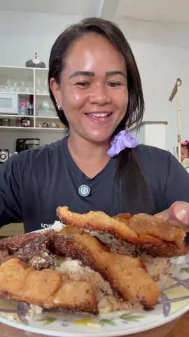 Barriga de porco crocante + feijão + farinha + vinagrete = combinação que faz qualquer um salivar! #comida #viral 