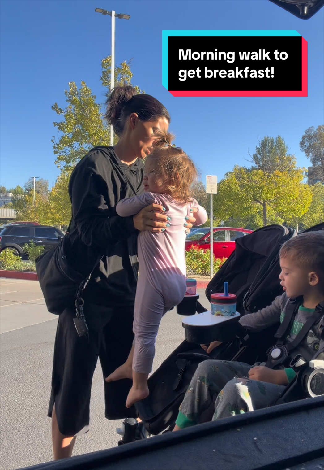 Figured it was better to walk somewhere with the kids than waiting in the car with them 😅👏🏼 #momwalk #momoftoddlers 