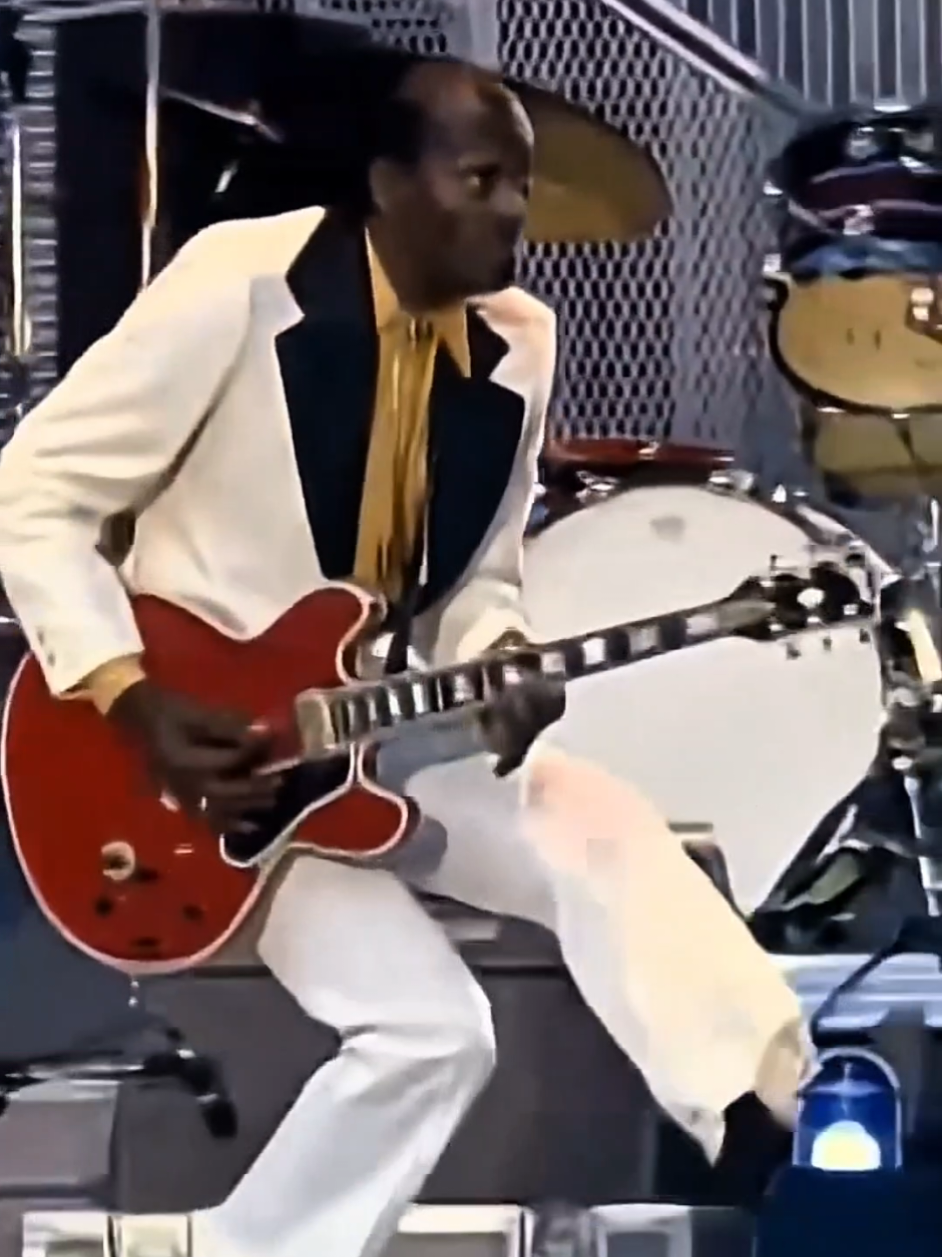 O rock foi criado por negros. Então por que tanta gente tentou apagar isso da história? E por trás desse som estava um homem que simplesmente se recusou a desaparecer: Chuck Berry. . . . . #musica #chuckberry  #rock  #curiosidades  #historia 