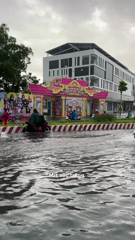 Trời chuyển mưa rồi má ơi 