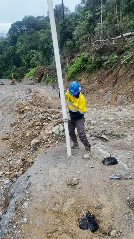 🇮🇩 Indonesian field test: powerful and controllable rock breaking!
 💥 RILON gas expansion rock breaking system
 🔹 115 mm drilling | 6 m depth 🔹 90 mm × 4 m rock breaking pipe 🔹 Powerful expansion force 🔹 Low noise, low vibration 🔹 No need for traditional explosives 🔹 Efficient and controllable rock breaking 🔹 Remarkable effect - customer satisfaction! ✅
 ⛏️ Applications: Mining | Quarry | Infrastructure | Rock Excavation | Construction Engineering
 #RILON #GasExpansion #RockBreaking #NonExplosive #Mining 