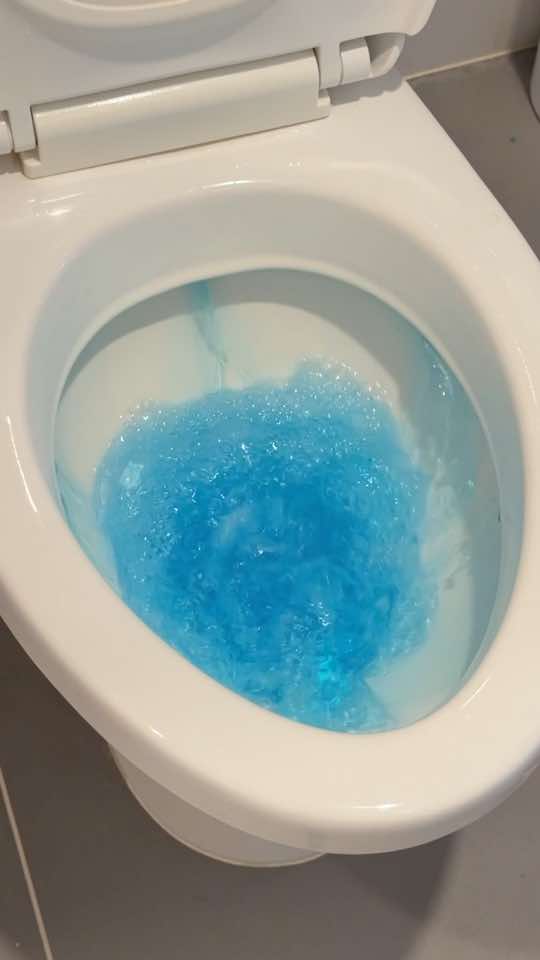 ทุกการกดน้ำ ก็เหมือนได้ทำความสะอาดไปในตัว🚽💦 #rabito #ก้อนทําความสะอาดโถส้วม 