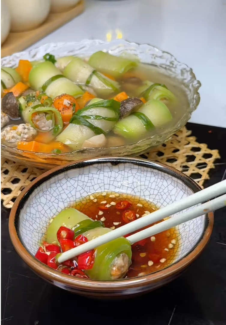 Bữa nay đổi gió làm canh bí cuộn thịt nha cả nhà ơi #nguoimoixaykenh #xaykenhchonguoimoi #hanhtrinhxaykenh #xaykenhtiktok #xuhuong 