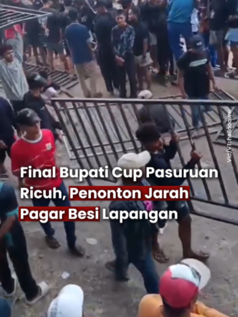 Alih-alih pesta juara, final Bupati Cup Pasuruan di lapangan Pandaan berakhir ricuh hingga pagar lapangan dijarah penonton pada Selasa (29/9/2026). Kericuhan pecah setelah Kejayan FC menang 1-0 atas Kraton FC, diwarnai aksi saling lempar batu dan kembang api hingga seorang panitia terluk4. Ikuti @tugujatimid untuk berita update di Jawa Timur. #tugujatim #bupaticuppasuruan #pasuruan