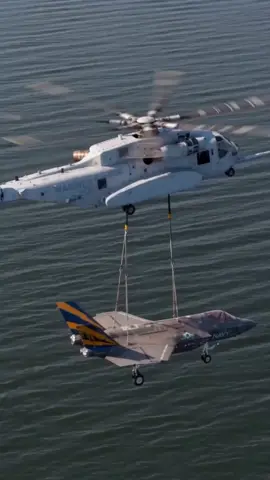 Did you know a military helicopter could actually sling-load an entire stealth fighter jet through mid-air? 🚁✈️ The raw lift capacity of the US Marines' CH-53K King Stallion carrying an F-35 Lightning II over water is pure engineering insanity! #usa #ch53k #f35 #aviation 