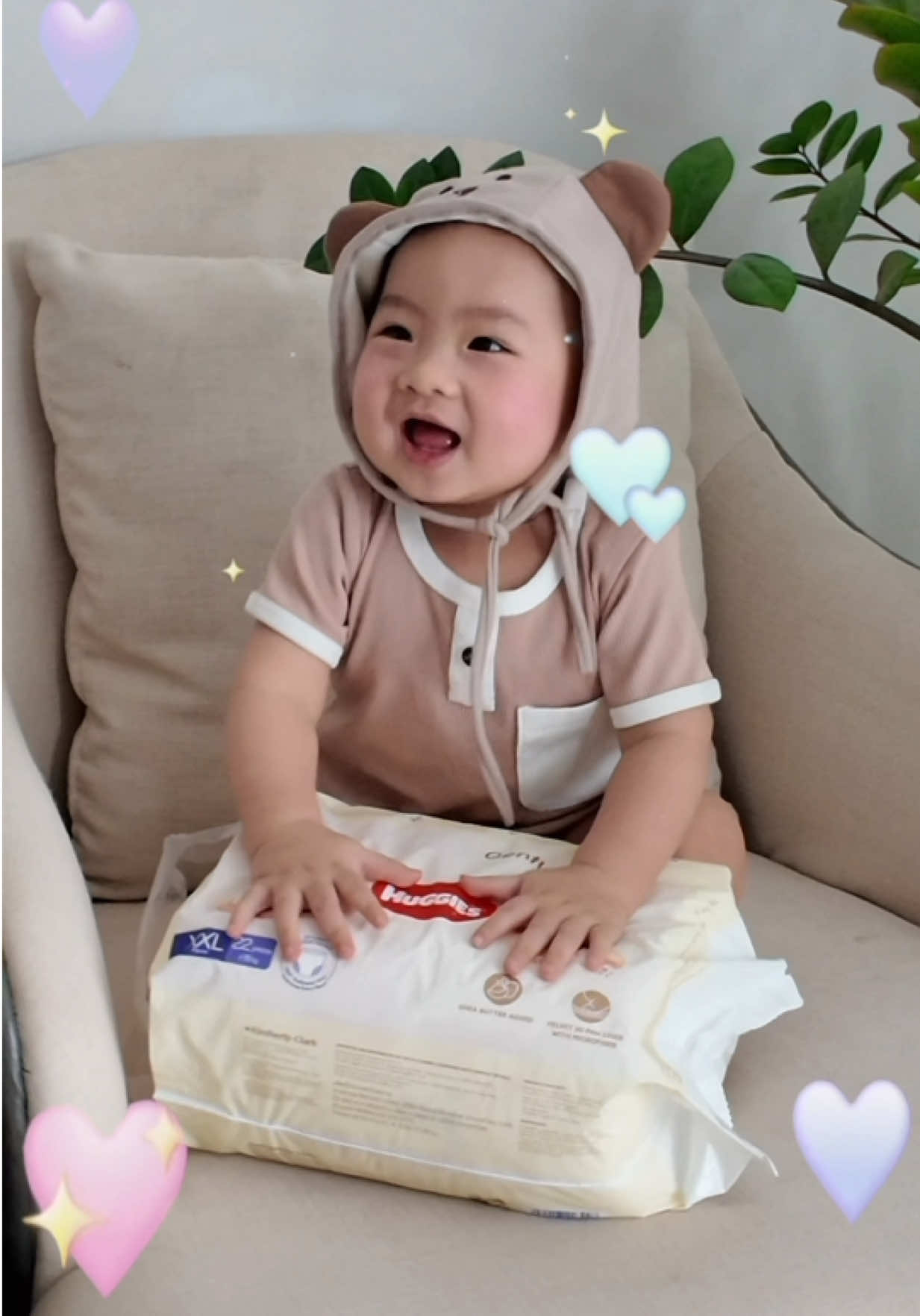 Fan @Huggies Vietnam mà chưa coi “Giải Cứu Mặt Trăng” là hơi phí nha 🌙 Đồ hoạ đẹp xịn, âm thanh sống động, bé nhà tui coi mà mê tít luôn 🥹 Mom nào cũng là fan Huggies như nhà tui thì mở lên coi với bé thử nhaaa! #Huggies #HuggiesGiaiCuuMatTrang #TrungThu