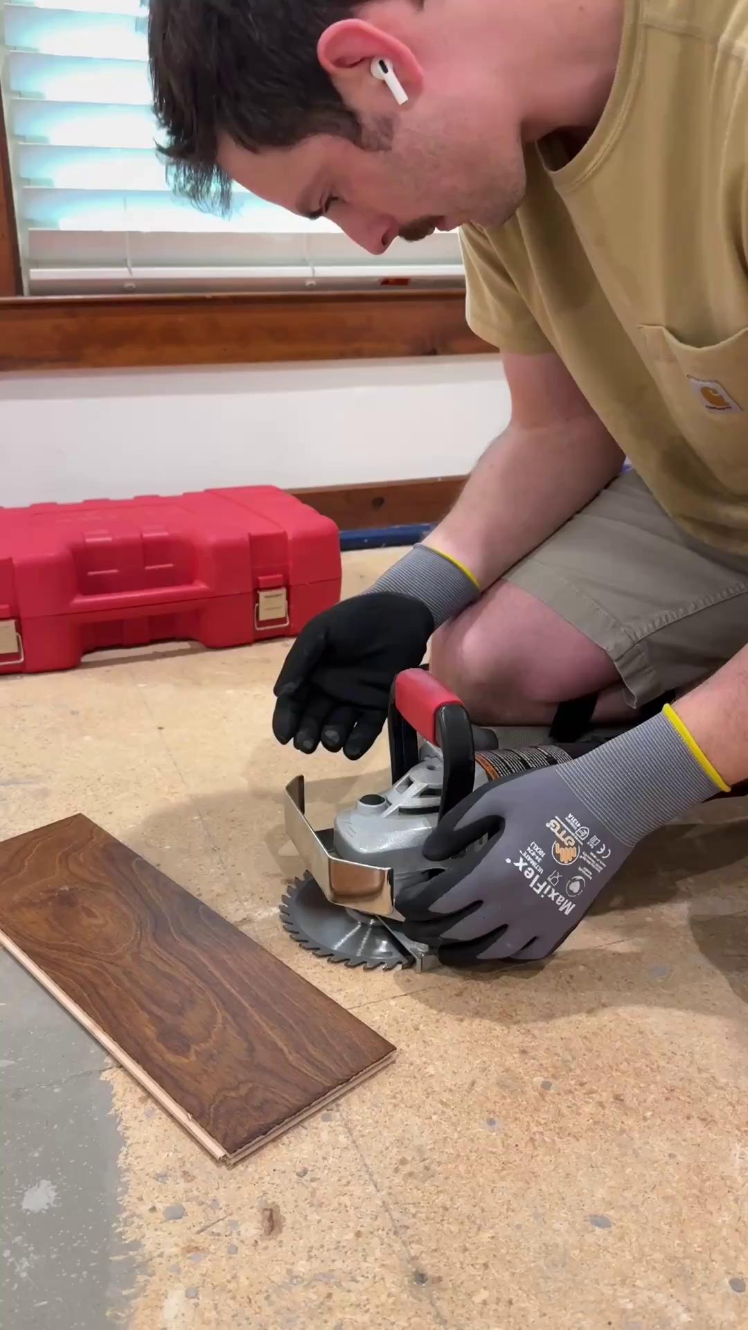 When you need the flooring to disappear cleanly under the jamb. 👌 ROBERTS Longneck Plus Jamb Saw in action. 📷 @flooringfoothills #saw #flooringinstallation #flooringinstaller #flooringcontractor #flooringexpert