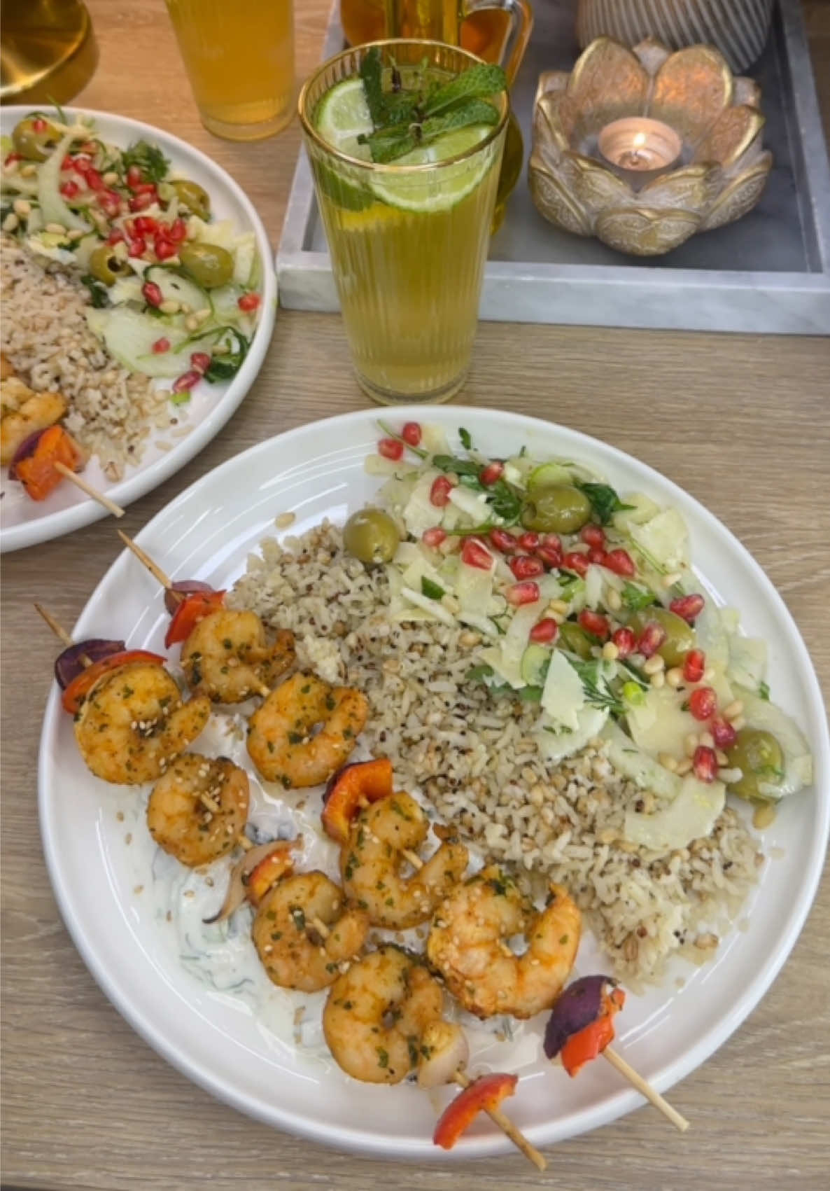 Une assiette, colorée, gourmande  avec des brochettes de crevettes, une salade de fenouils, et une sauce au fromage blanc parfait pour manger sainement 🦐 Marinade pour les crevettes : 2 c. à soupe d’huile de sésame  1 c. à soupe de sauce soja  1 c. à soupe de sauce huître  Une pointe de sauce sriracha  1 c. à café de gingembre  1 c. à café de paprika  1 c. à café d’ail semoule  Poivre  Crevettes grises  Persil Sauce au fromage blanc : 2 c. à soupe de fromage blanc  Cornichon  Cébette  Coriandre  Sel  Poivre  Ail semoule ou ail frais  1 c. à soupe de jus de citron Salade de fenouil : 1 fenouil  Roquette  Cébette  Aneth  2 c. à soupe d’huile d’olive  2 c. à soupe de vinaigre de cidre  1 c. à café de moutarde  1 c. à café de miel  1 c. à soupe de jus de citron  Sel  Olives vertes  Copeaux de parmesan  Pignons de pin  Grains de grenade À servir avec du quinoa ou riz  #invitée #entreamies #entrefilles #education #politesse 