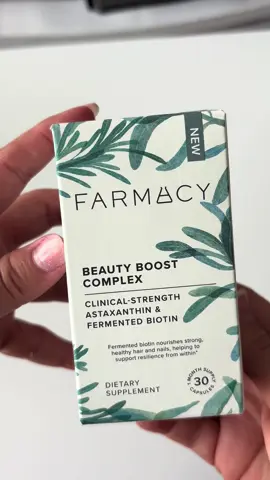 Descripción: Conociendo Beauty Boost Complex de Farmacy ✨ Si te interesan los suplementos para tu rutina de belleza, mira sus ingredientes e indicaciones en la ficha del producto. 🛒 Hashtags: #TikTokShop #FarmacyBeauty #BeautyBoostComplex #RutinaDeBelleza #BeautyFinds