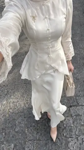 Yang lagi cari outfit buat lamaran atau bisa jgak dipakai untuk kondangan,coba lihat yang satu ini deh pasti mewah#alenadress #dressmalaysia #dresskondangan 