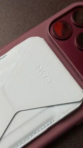 Un accesorio pequeño que termina siendo mucho más útil de lo que parece. 👌📱 Este tarjetero de MOFT está fabricado en piel, se siente premium, es ligero y prácticamente no añade volumen al iPhone. Tiene espacio para hasta 3 tarjetas y además se transforma en una práctica base para colocar el teléfono y disfrutar de videos, películas o cualquier contenido cómodamente. 🎬 Resistente, funcional, nada invasivo y disponible en varios colores para combinarlo con tu iPhone y tu estilo. De esos accesorios que una vez que empiezas a usar… cuesta dejarlo. 🙌 #magsafe #moft #tarjetero 