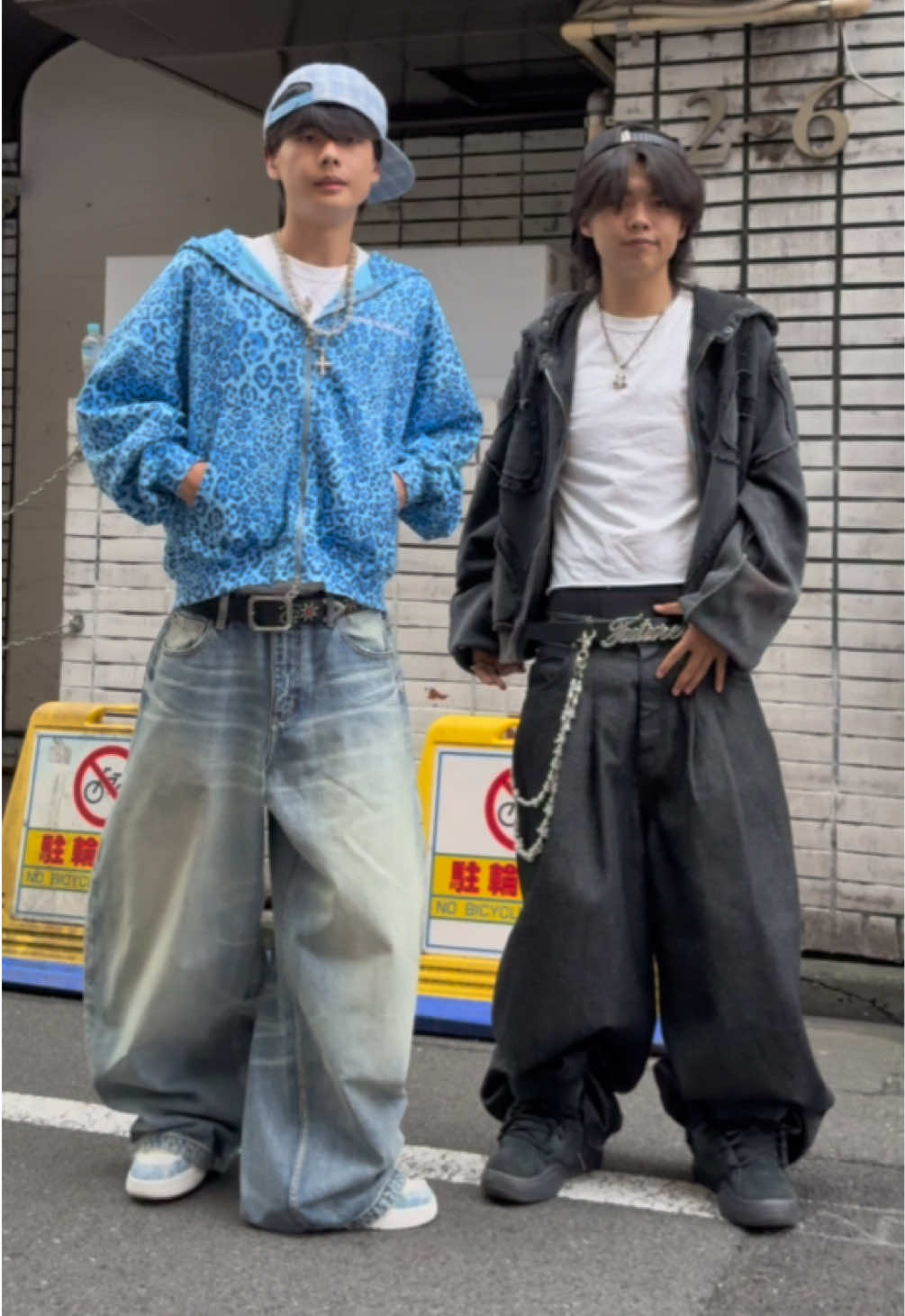 Which is more popular: blue clothing or black clothing?💙青の眼差し💡 @KΛVÜKI かぶき！ #OOTD #streetwear #StreetStyle #outfitinspo #fashion  @Cold Culture @PEOPLESENSE  @RVNT ARCHIVE 